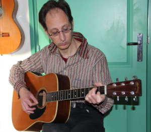 gitaarleraar Henk Govaers speelt op zijn Martin